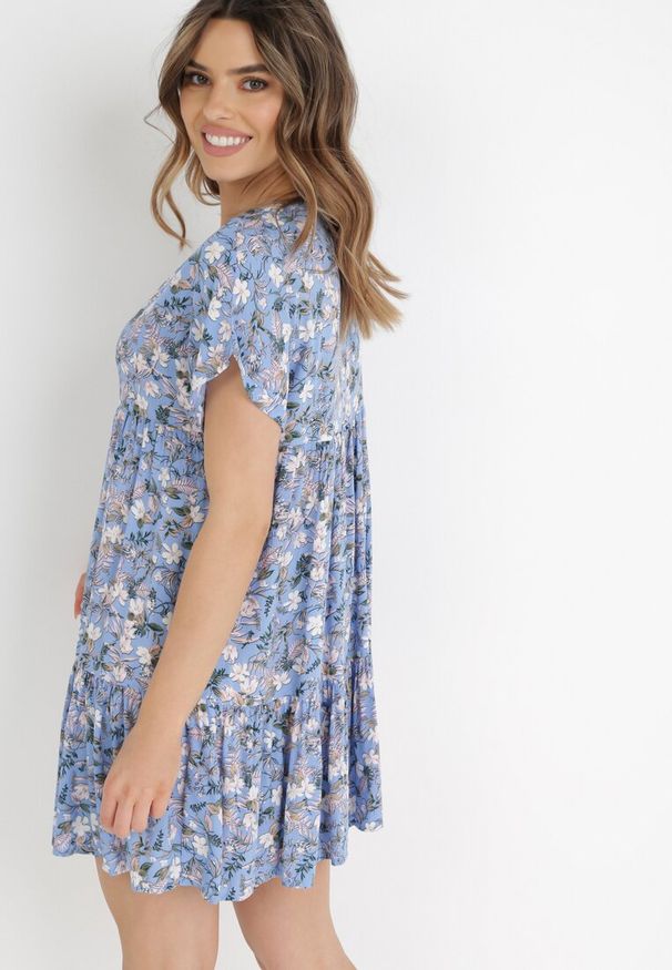 Born2be - Niebieska Sukienka Dianone. Kolor: niebieski. Długość rękawa: krótki rękaw. Wzór: nadruk, kolorowy, kwiaty. Sezon: lato. Długość: mini