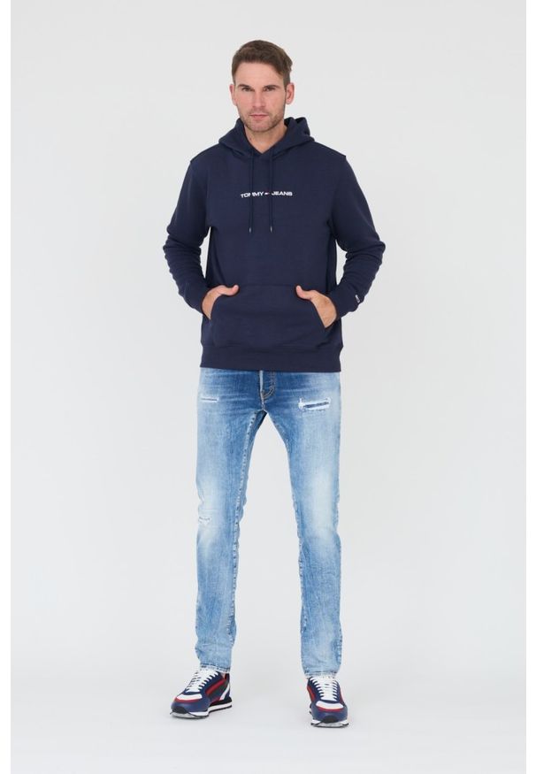 Tommy Jeans - TOMMY JEANS Granatowa bluza z kapturem. Typ kołnierza: kaptur. Kolor: niebieski