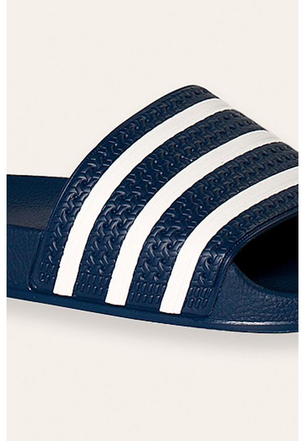 adidas Originals - Klapki. Kolor: niebieski. Materiał: guma. Obcas: na obcasie. Wysokość obcasa: niski