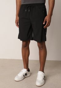 Born2be - Czarne Szorty w Sportowym Stylu ze Sznurkami i Zasuwanymi Kieszeniami Abateia. Okazja: na co dzień. Kolor: czarny. Materiał: materiał. Wzór: napisy. Sezon: lato. Styl: sportowy #6