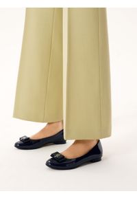 Kazar - Granatowe lakierowane baleriny z kokardą. Zapięcie: klamry. Kolor: niebieski. Materiał: skóra, lakier. Wzór: aplikacja. Obcas: na obcasie. Styl: elegancki. Wysokość obcasa: niski #6