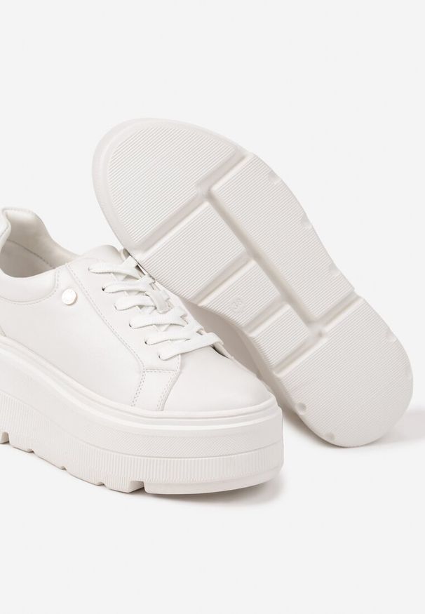 Renee - Białe Sneakersy Vices na Grubej Podeszwie Tuliri. Kolor: biały. Materiał: jeans. Obcas: na platformie