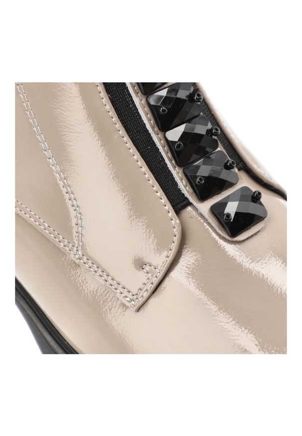 Beżowe Botki S.Barski Lakierowane Modne Buty Damskie. Kolor: beżowy. Materiał: lakier. Wzór: aplikacja. Sezon: zima, jesień. Styl: elegancki