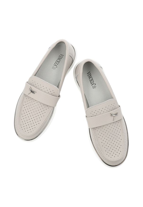 Mokasyny damskie Vinceza, cholewka ze skóry naturalnej licowej wsuwany fason typu loafers, szare, 93221. Okazja: na co dzień. Kolor: szary. Materiał: skóra. Szerokość cholewki: normalna. Wzór: aplikacja, ażurowy. Styl: elegancki, klasyczny, casual