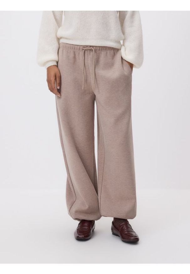 Reserved - Spodnie z dodatkiem wiskozy - brązowy. Kolor: brązowy. Materiał: wiskoza