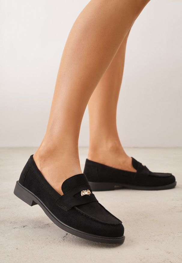 Born2be - Czarne Mokasyny VICES z Wkładką ze Skóry Naturalnej i Metaliczną Aplikacją Nanora. Nosek buta: okrągły. Kolor: czarny. Materiał: skóra. Wzór: aplikacja. Obcas: na obcasie. Styl: klasyczny. Wysokość obcasa: niski