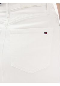 TOMMY HILFIGER - Tommy Hilfiger Spódnica jeansowa WW0WW41341 Biały Regular Fit. Kolor: biały. Materiał: bawełna