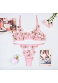 Intica - Komplet bielizny z haftem motyli na specjalne okazje Demi. Kolor: różowy. Materiał: tkanina. Wzór: haft #1