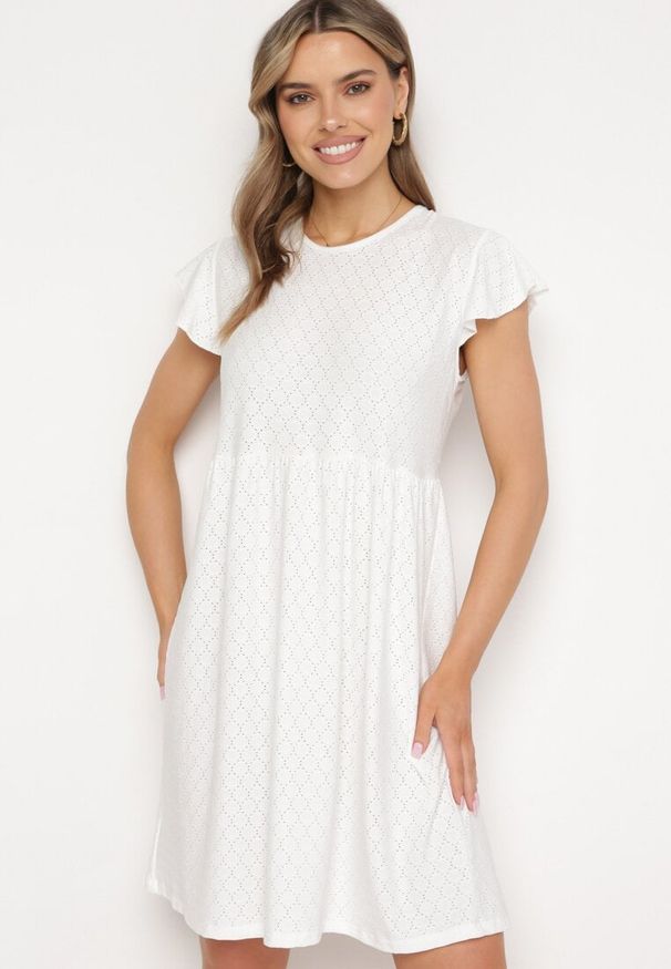 Born2be - Biała Sukienka Rozkloszowana z Wiązaniem na Plecach o Ażurowym Wykończeniu Floranella. Kolor: biały. Długość rękawa: krótki rękaw. Wzór: ażurowy. Sezon: lato. Styl: klasyczny