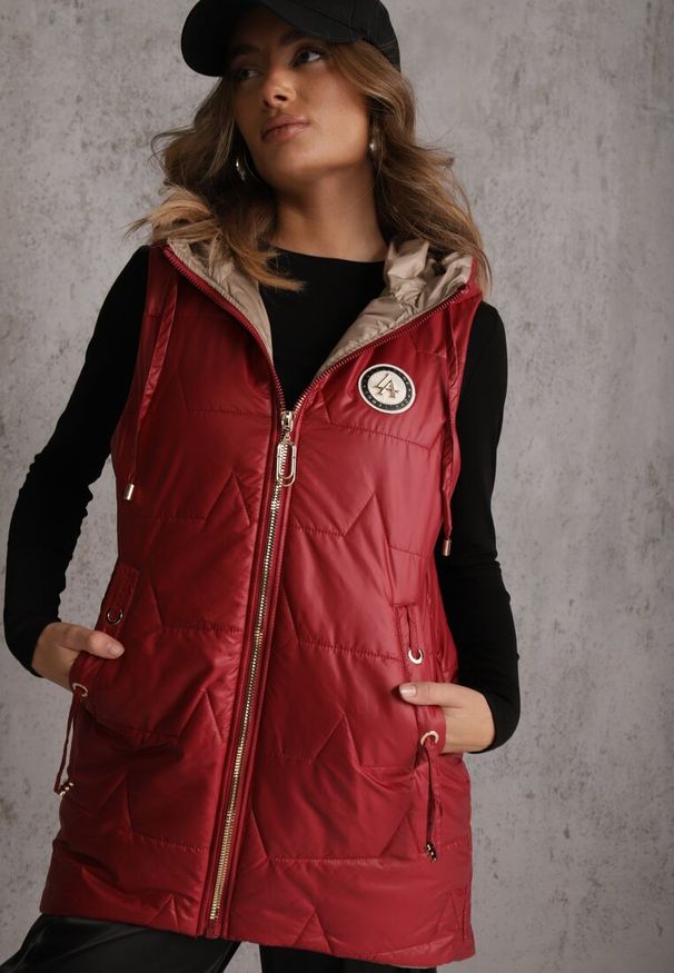 Renee - Czerwona Długa Kamizelka Pikowana z Nieodpinanym Kapturem Ozdobiona Naszywką Kasseda. Okazja: na co dzień. Kolor: czerwony. Materiał: jeans, poliester. Długość: długie. Wzór: aplikacja. Styl: casual