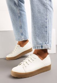 Born2be - Białe Sneakersy Gorsey. Nosek buta: okrągły. Kolor: biały. Materiał: materiał. Obcas: na platformie #1