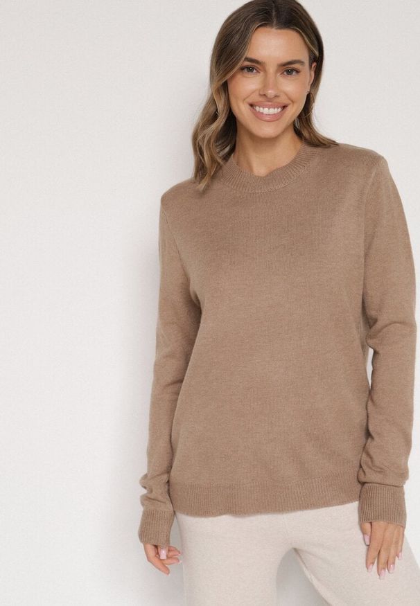 Born2be - Ciemnobeżowy Casualowy Sweter z Wełną i Bawełną Nedalla. Okazja: na co dzień. Kolor: beżowy. Materiał: bawełna, wełna. Długość rękawa: długi rękaw. Długość: długie. Styl: casual