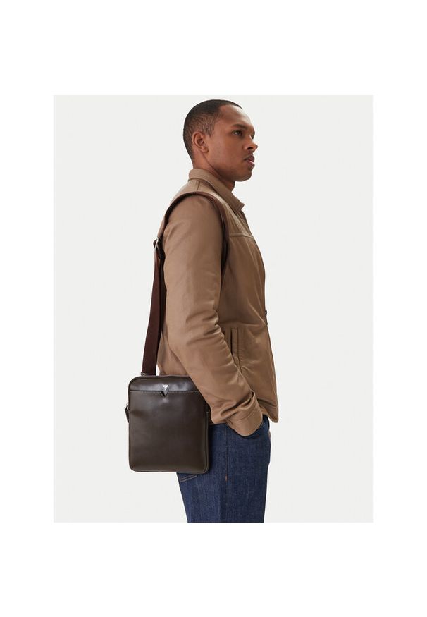 Saszetka Guess. Kolor: brązowy