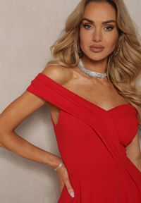 Renee - Czerwona Rozkloszowana Sukienka z Dekoltem w Łódkę Cerania. Okazja: na imprezę. Kolor: czerwony. Styl: elegancki