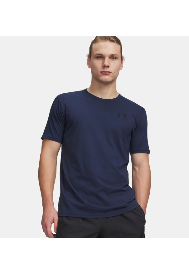 Koszulka Under Armour Sportstyle Left Chest SS (1326799-408). Kolor: niebieski. Materiał: poliester, bawełna. Sezon: zima, lato. Sport: fitness
