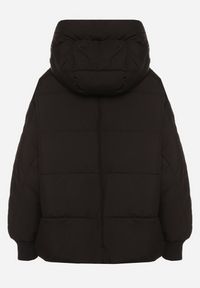 Born2be - Czarna Pikowana Kurtka o Kroju Oversize z Kapturem Mevisana. Okazja: na spacer. Typ kołnierza: kaptur. Kolor: czarny. Materiał: dzianina, jeans, poliester. Sezon: zima, jesień #6