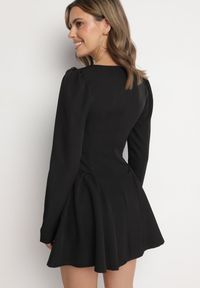 Born2be - Czarna Koktajlowa Sukienka o Rozkloszowanym Kroju z Falbankami i Gorsetem Farian. Typ kołnierza: kołnierz z falbankami, dekolt gorset. Kolor: czarny. Długość rękawa: długi rękaw. Typ sukienki: gorsetowe. Styl: wizytowy #5