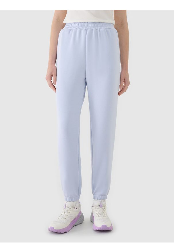4f - 4F Spodnie dresowe joggery z modalem damskie - niebieskie M. Kolor: niebieski. Materiał: dresówka. Wzór: gładki, ze splotem. Sport: fitness