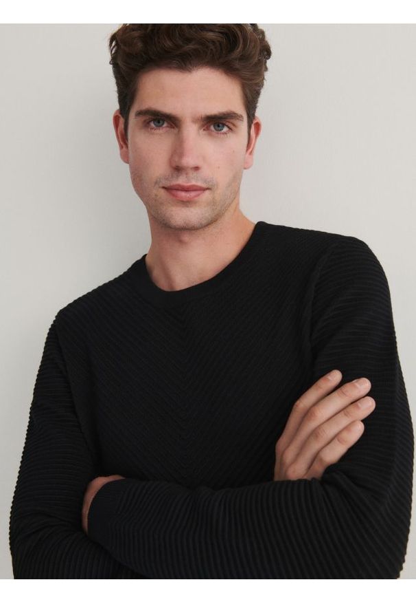 Reserved - Wiskozowy sweter - czarny. Kolor: czarny. Materiał: wiskoza