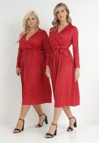 Born2be - Bordowa Sukienka Thessothoe. Kolor: czerwony. Materiał: satyna, materiał. Długość rękawa: długi rękaw. Typ sukienki: kopertowe. Długość: midi #3