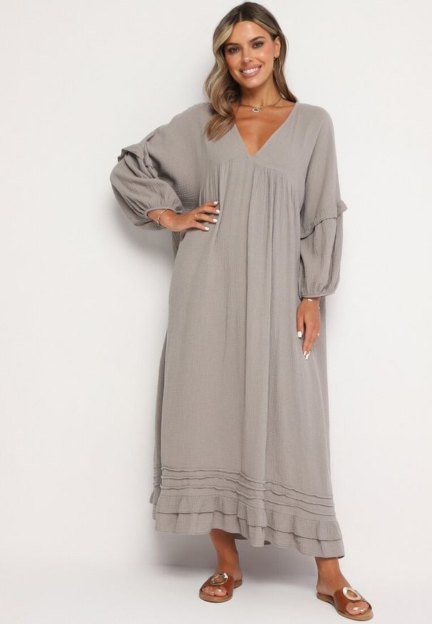 Born2be - Ciemnobeżowa Bawełniana Muślinowa Sukienka Ozdobiona Falbanką Perisea. Okazja: na co dzień. Typ kołnierza: dekolt w kształcie V. Kolor: beżowy. Materiał: bawełna. Wzór: aplikacja. Typ sukienki: proste. Styl: casual