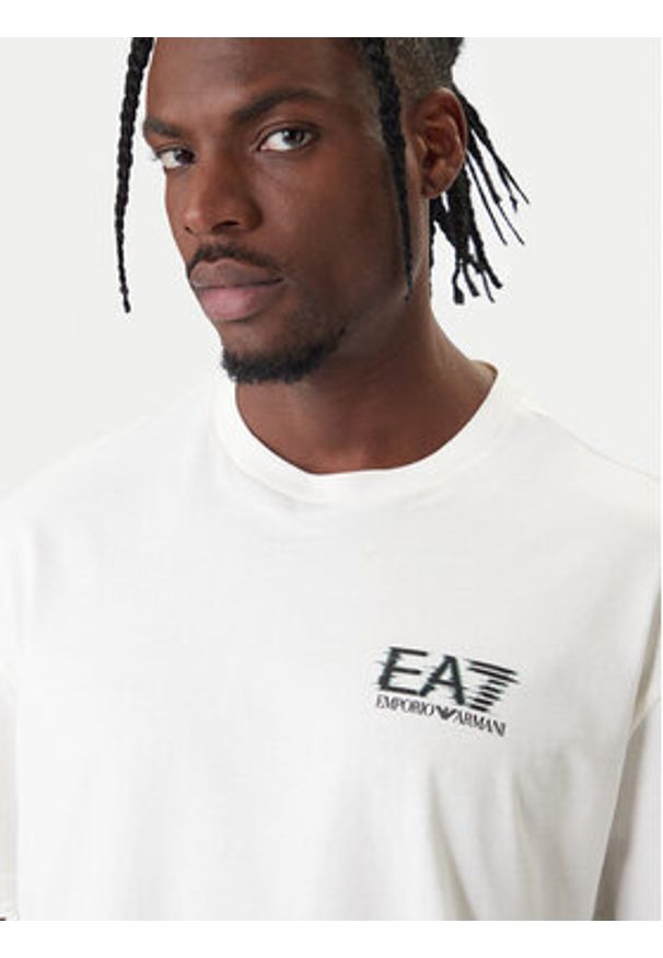 EA7 Emporio Armani T-Shirt 7M001327 AF17789 U0004 Écru Relaxed Fit. Kolor: kremowy. Materiał: bawełna