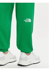 The North Face Spodnie dresowe Essential NF0A7ZJF Zielony Relaxed Fit. Kolor: zielony. Materiał: bawełna