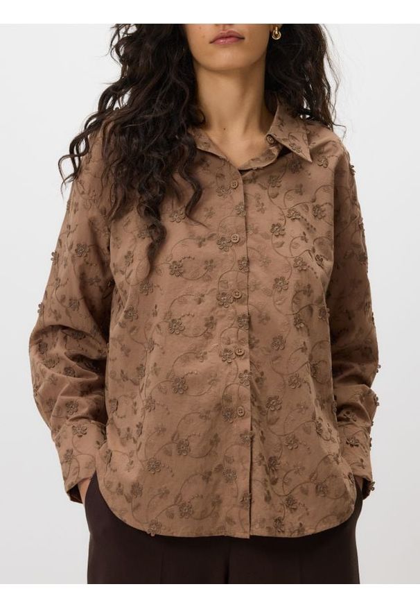 Reserved - Bawełniana koszula z haftowaniem - brązowy. Kolor: brązowy. Materiał: bawełna. Wzór: haft