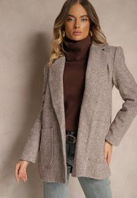 Renee - Brązowa Marynarka Bez Zapięć Wyposażona w Poduszki w Ramionach i Kieszenie Avalira. Okazja: na co dzień. Kolor: brązowy. Materiał: dzianina. Styl: klasyczny, casual #5