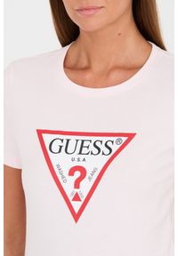 Guess - GUESS Różowy t-shirt Original Tee. Kolor: różowy. Materiał: bawełna
