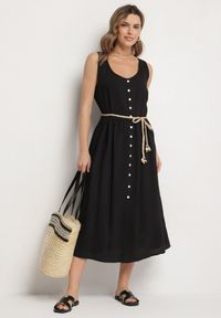 Born2be - Czarna Wiskozowa Sukienka o Rozkloszowanym Kroju z Guzikami Natesana. Okazja: na spacer, na co dzień. Kolor: czarny. Materiał: wiskoza. Typ sukienki: proste. Styl: casual #1