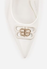 Renee - Białe Czółenka Sandały Vices na Kaczuszce Typu Slingback Ozdobione Metaliczną Aplikacją Lilarunea. Okazja: na co dzień. Kolor: biały. Materiał: jeans. Wzór: aplikacja. Sezon: lato. Obcas: na szpilce. Styl: elegancki, casual #9