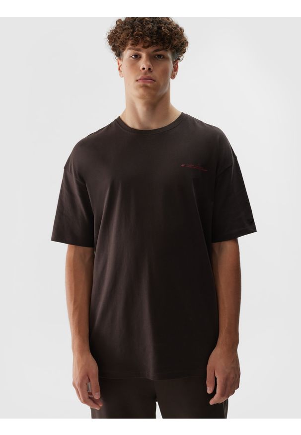 4f - 4F T-shirt oversize z nadrukiem męski - brązowy XS. Okazja: na co dzień. Kolor: brązowy. Materiał: bawełna, jersey, dzianina. Długość rękawa: krótki rękaw. Długość: krótkie. Wzór: nadruk. Styl: sportowy, klasyczny, casual