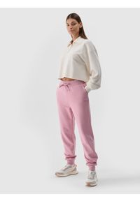 4f - Spodnie dresowe joggery damskie - pudrowy róż. Kolor: różowy. Materiał: dresówka. Wzór: gładki, ze splotem