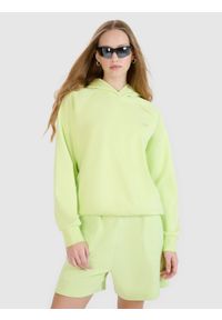 4f - Bluza dresowa nierozpinana z kapturem unisex - zielona. Okazja: na co dzień. Typ kołnierza: kaptur. Kolor: zielony. Materiał: dresówka. Długość rękawa: raglanowy rękaw. Wzór: gładki, ze splotem. Styl: sportowy, casual, klasyczny