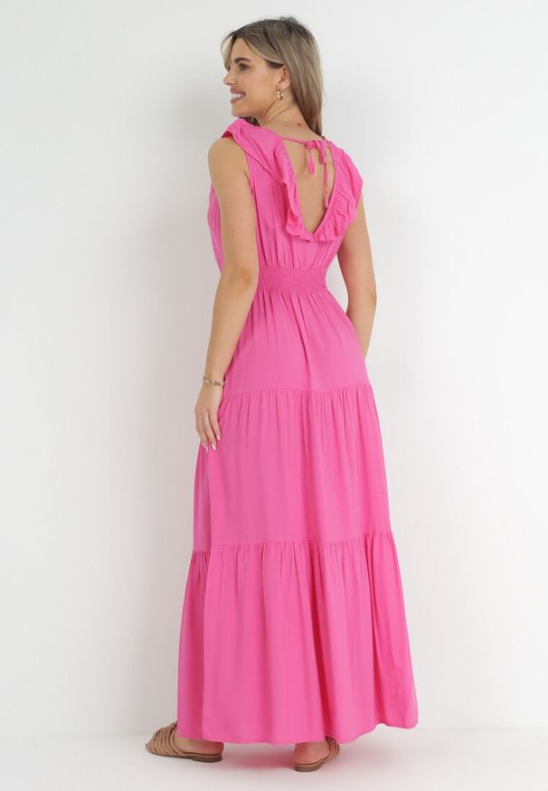 Born2be - Fuksjowa Sukienka Maxi z Marszczoną Gumką w Pasie i Wiązaniem na Plecach Vaida. Typ kołnierza: kołnierz z falbankami. Kolor: różowy. Długość rękawa: bez rękawów. Długość: maxi