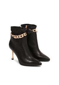 Kazar - Czarne skórzane botki ze złotym obcasem i odpinanym łańcuszkiem na cholewce. Wysokość cholewki: za kostkę. Kolor: czarny. Materiał: skóra. Szerokość cholewki: normalna. Wzór: gładki, aplikacja. Obcas: na obcasie. Wysokość obcasa: średni #4