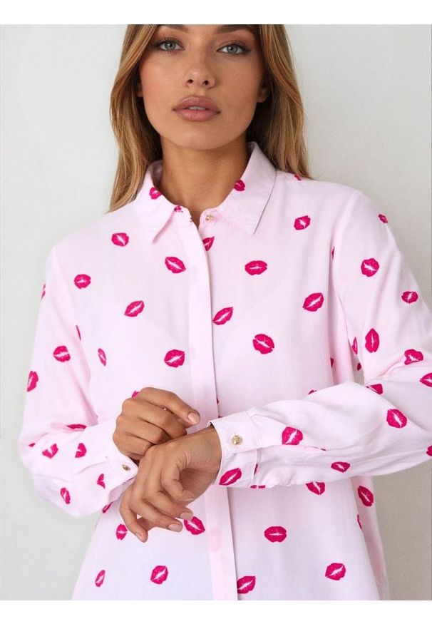 Sinsay - Koszula z długim rękawem we wzory - różowy. Kolor: różowy. Długość rękawa: długi rękaw. Długość: długie