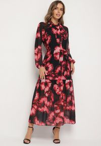 Born2be - Czarna Pudełkowa Sukienka w Kwiaty z Paskiem Nifle. Okazja: na co dzień. Kolor: czarny. Materiał: skóra. Wzór: kwiaty. Styl: elegancki, casual