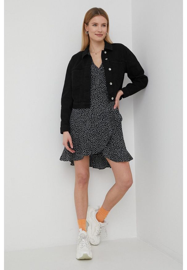 Vero Moda sukienka kolor czarny mini rozkloszowana. Kolor: czarny. Materiał: włókno, materiał, tkanina. Długość rękawa: krótki rękaw. Typ sukienki: rozkloszowane. Długość: mini