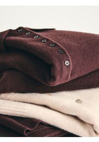 Reserved - Wełniany sweter z kołnierzykiem - ciemnobrązowy. Kolor: brązowy. Materiał: wełna