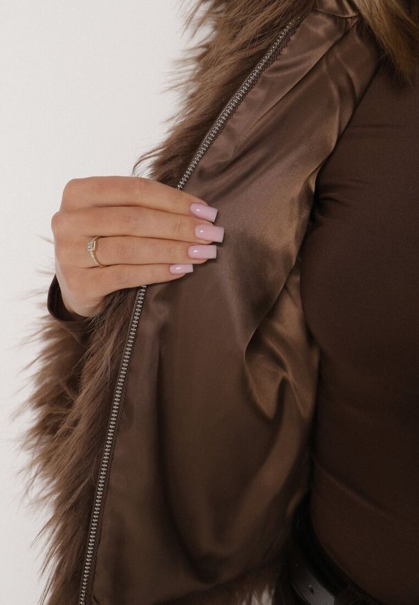 Born2be - Brązowa Kurtka Futerko na Suwak z Kapturem Zetale. Okazja: na spacer. Typ kołnierza: kaptur. Kolor: brązowy. Materiał: futro. Wzór: gładki