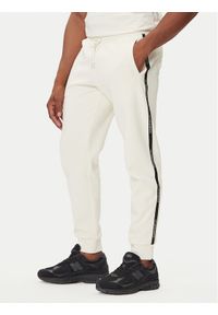 EA7 Emporio Armani Spodnie dresowe 7M000974 AF10377 U1105 Beżowy Regular Fit. Kolor: beżowy. Materiał: bawełna