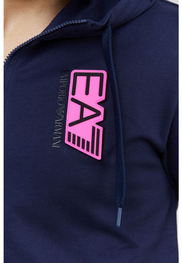 EA7 Emporio Armani - EA7 Granatowa bluza męska z wymiennym logo. Typ kołnierza: kaptur. Kolor: niebieski. Materiał: prążkowany. Wzór: aplikacja