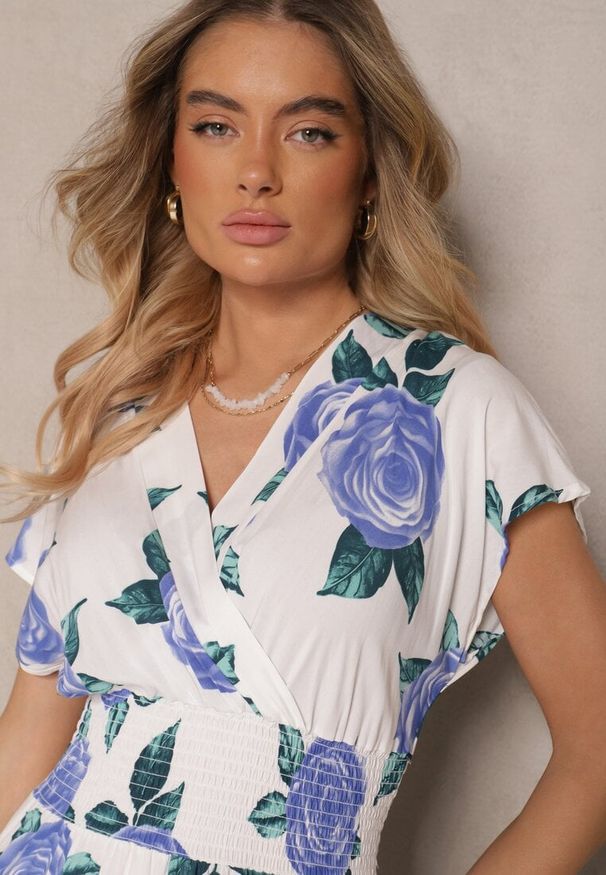 Renee - Niebiesko-Biała Kwiatowa Sukienka z Bawełną i Kopertowym Dekoltem Tdivaria. Okazja: na spacer, na imprezę, na plażę, na co dzień. Typ kołnierza: dekolt kopertowy. Kolor: niebieski. Materiał: bawełna. Wzór: kwiaty. Sezon: lato. Typ sukienki: kopertowe. Styl: casual