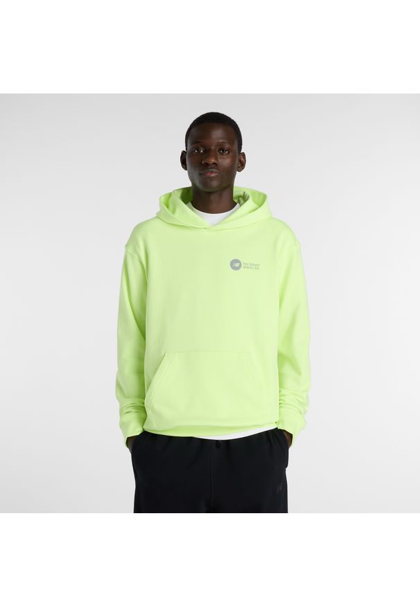 Bluza męska New Balance MT61M4JOAFG – zielona. Typ kołnierza: kaptur. Kolor: zielony. Materiał: prążkowany, bawełna. Wzór: aplikacja