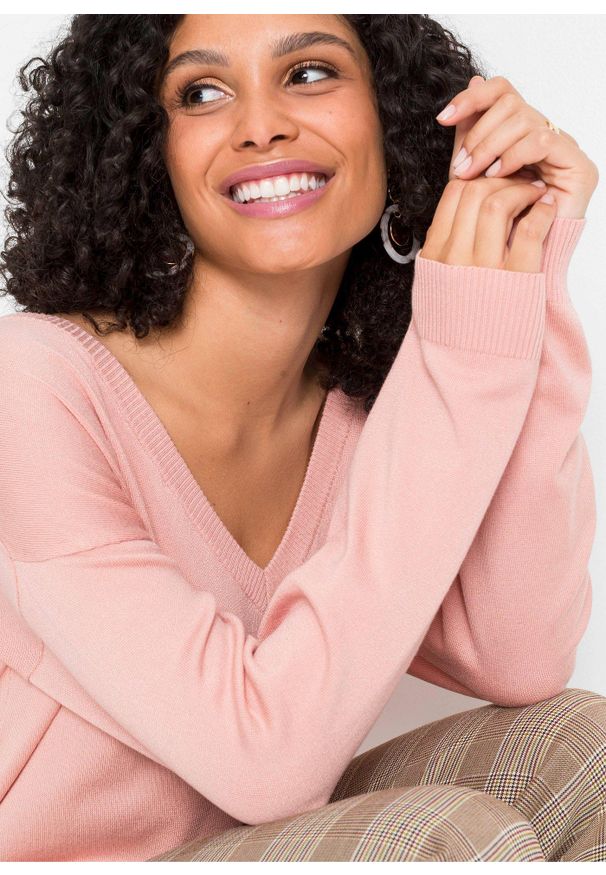 bonprix - Sweter oversize z mieszanki wiskozy. Typ kołnierza: dekolt w serek. Kolor: różowy. Materiał: wiskoza