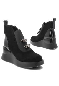 Czarne Botki S.Barski Modne Buty Damskie Na Koturnie. Zapięcie: klamry. Kolor: czarny. Materiał: zamsz, materiał. Wzór: aplikacja. Obcas: na koturnie. Styl: elegancki #6