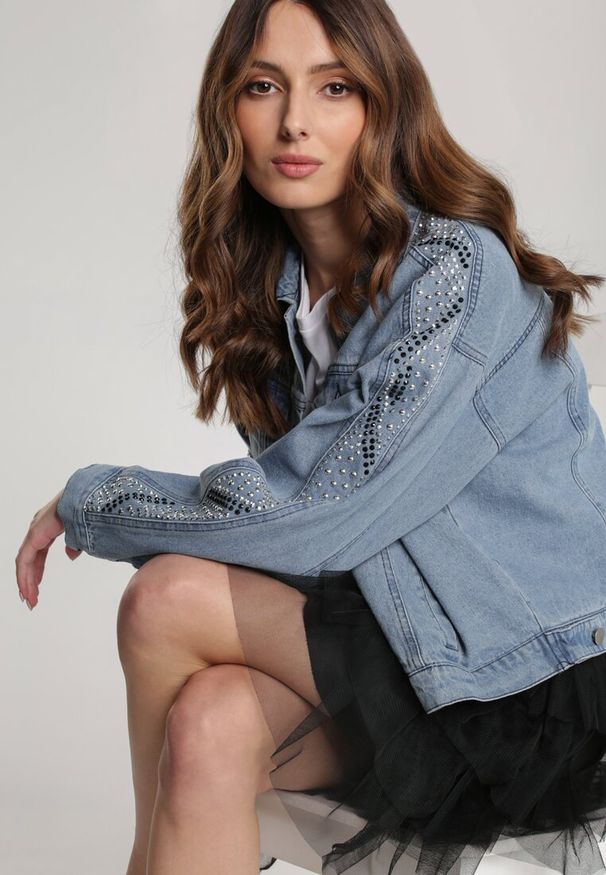 Renee - Niebieska Kurtka Jeansowa Kalilina. Kolor: niebieski. Materiał: jeans. Długość rękawa: długi rękaw. Długość: długie. Wzór: aplikacja