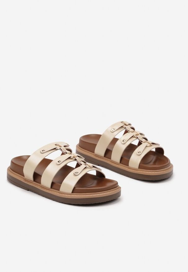 Born2be - Beżowe Klapki na Grubej Podeszwie z Ozdobnymi Nitami i Paskami Neolindrae. Nosek buta: otwarty. Kolor: beżowy. Materiał: jeans. Obcas: na obcasie. Styl: elegancki. Wysokość obcasa: niski